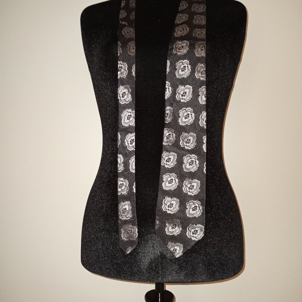 SILVER-GREY ROSES SILK TIE DAGR